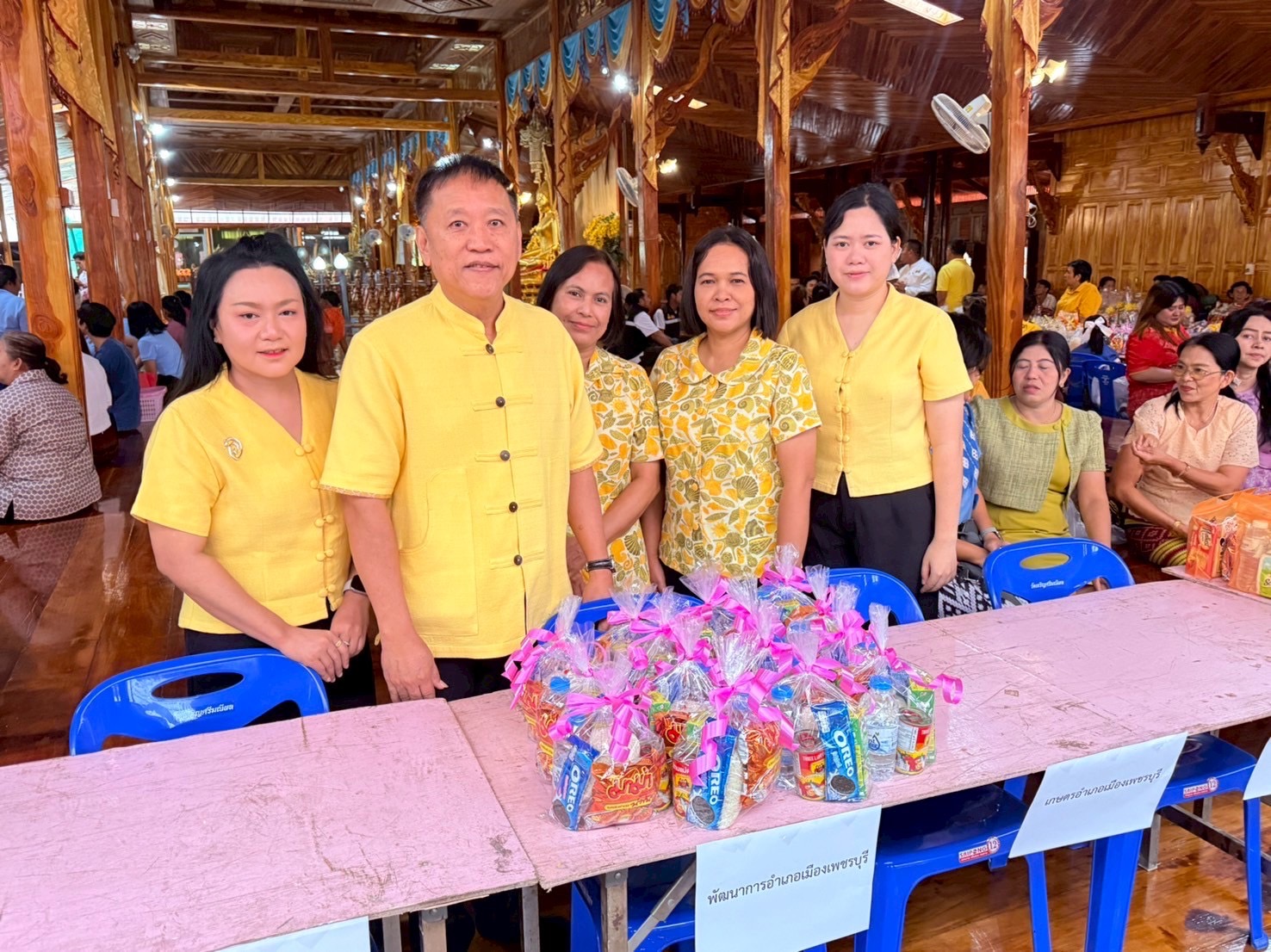 สำนักงานพัฒนาชุมชนอำเภอเมืองเพชรบุรี ร่วมกิจกรรมทำบุญ ตักบาตร ตามโครงการพลังบวร สร้างความเข้มแข็งให้กับชุมชน