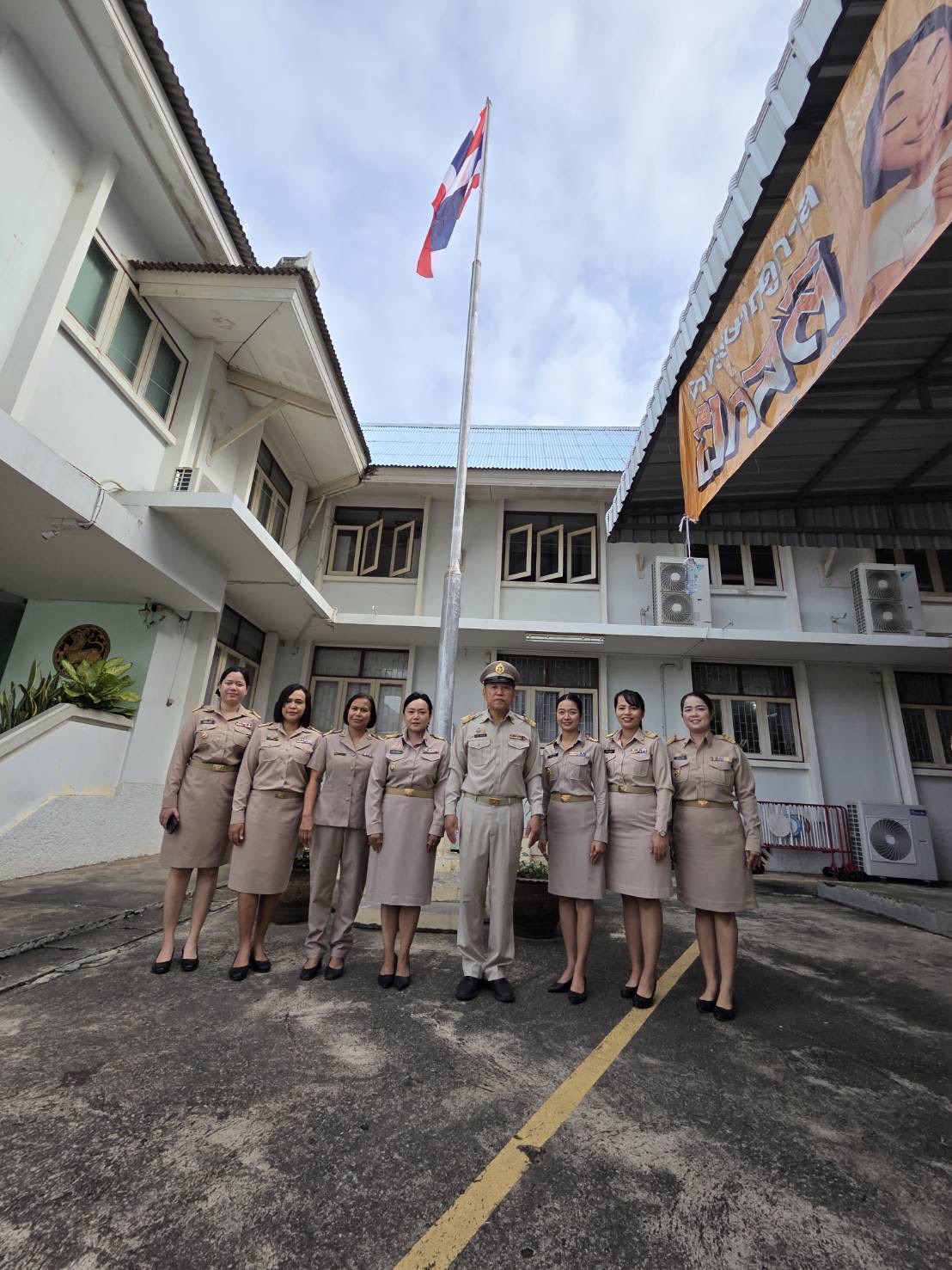 สำนักงานพัฒนาชุมชนอำเภอเมืองเพชรบุรี ร่วมกิจกรรมเคารพธงชาติและร้องเพลงชาติ เนื่องในวันพระราชทานธงชาติไทย