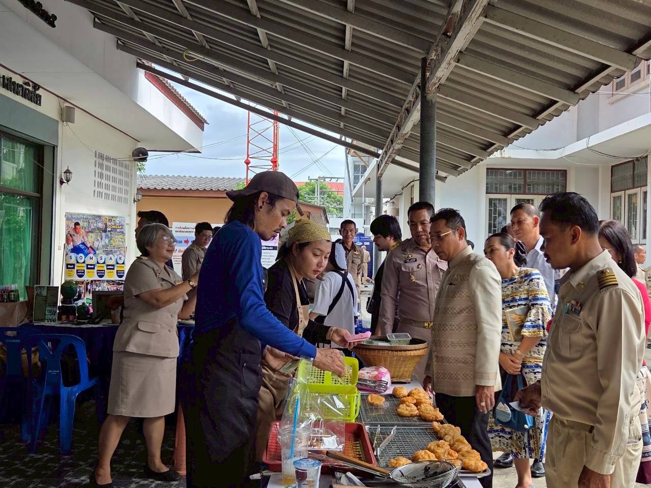 สำนักงานพัฒนาชุมชนอำเภอเมืองเพชรบุรี ร่วมต้อนรับการตรวจเยี่ยมอำเภอเพื่อชี้แจงแนวทางปฏิบัติราชการของผู้ว่าราชการจังหวัดเพชรบุรี