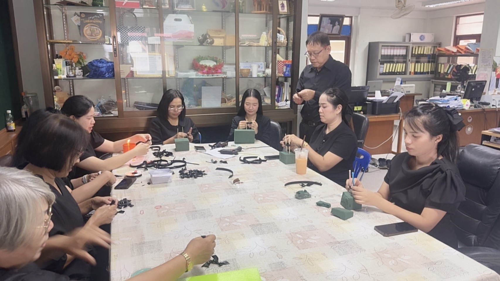 สำนักงานพัฒนาชุมชนอำเภอเมืองเพชรบุรี  ประดิษฐ์ริบบิ้นสีดำ สำหรับแจกจ่ายประชาชนเพื่อถวายความอาลัยแด่สมเด็จพระนางเจ้าสิริกิติ์ พระบรมราชินีนาถ พระบรมราชชนนีพันปีหลวง