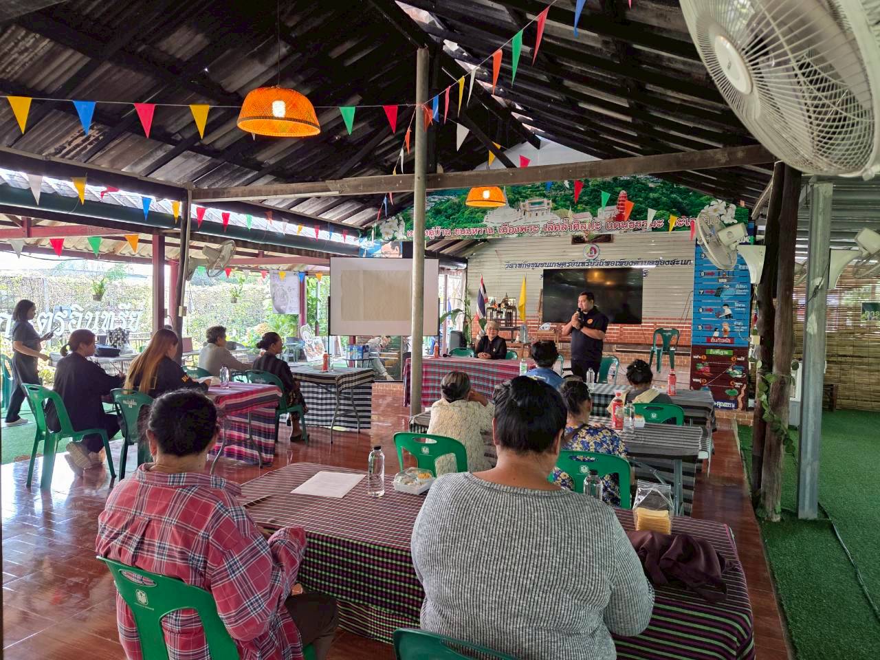 สพอ.เมืองเพชรบุรี ดำเนินโครงการส่งเสริมการจัดตั้งและพัฒนากลุ่มอาชีพ