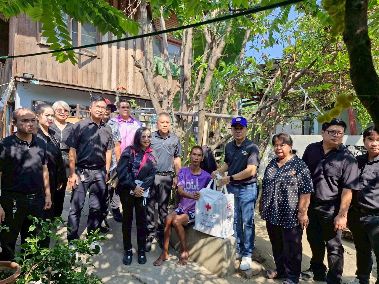 สำนักงานพัฒนาชุมชนอำเภอเมืองเพชรบุรี ร่วมลงพื้นที่มอบถุงยังชีพและวางแผนการให้ความช่วยเหลือครัวเรือนตกเกณฑ์ จปฐ.ปี 2569