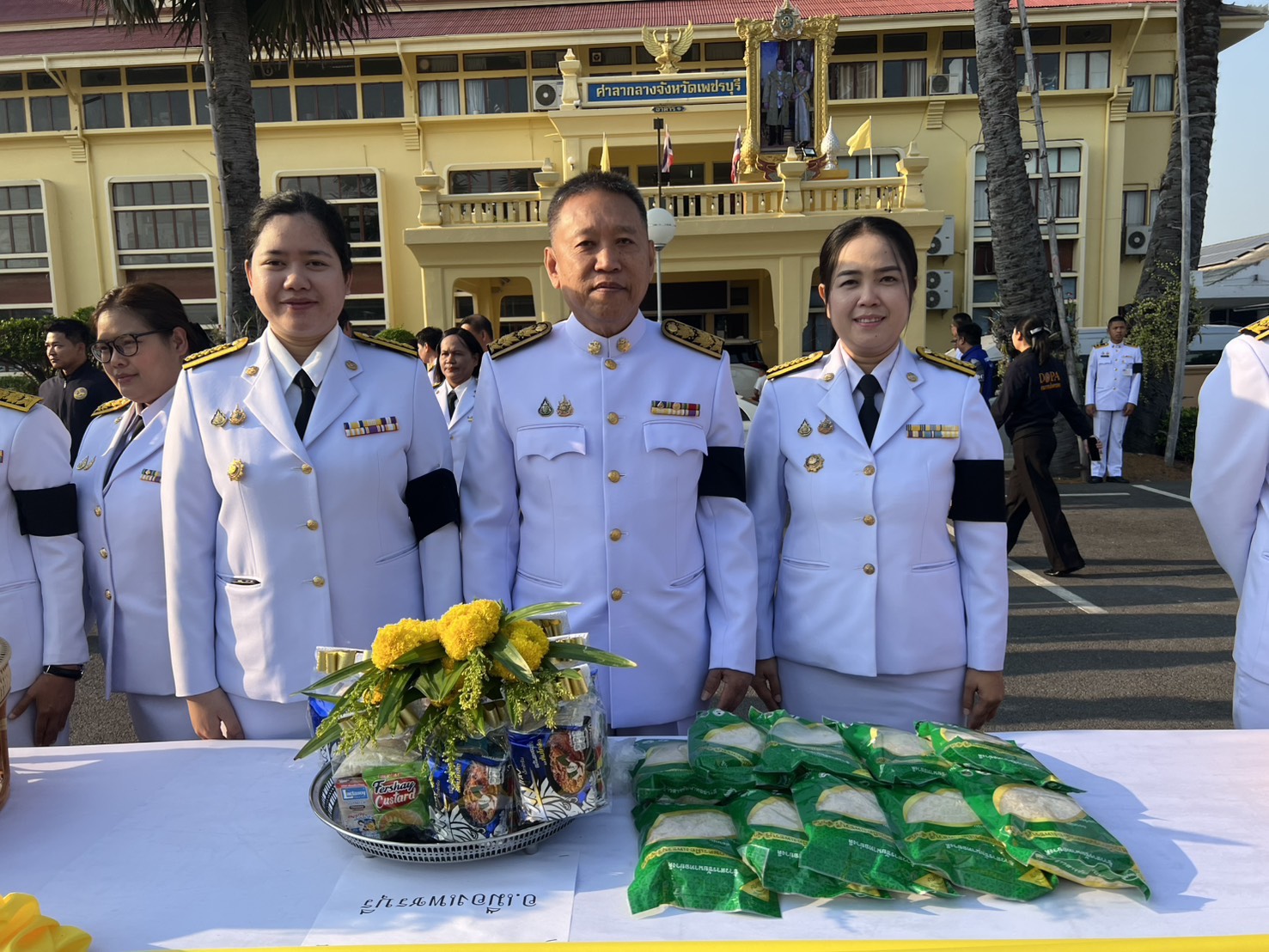 สำนักงานพัฒนาชุมชนอำเภอเมืองเพชรบุรี >> ร่วมพิธีถวายสักการะเนื่องใน “วันทีระลึกพระบาทสมเด็จพระพุทธยอดฟ้าจุฬาโลกมหาราช และวันที่ระลึกมหาจักรีบรมราชวงศ์”