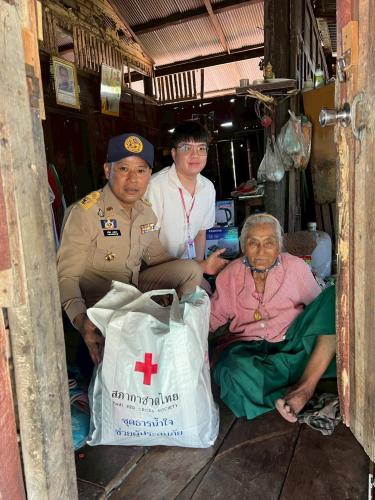 สำนักงานพัฒนาชุมชนอำเภอเมืองเพชรบุรี ลงพื้นที่มอบถุงยังชีพและวางแผนการให้ความช่วยเหลือครัวเรือนตกเกณฑ์ จปฐ.ปี 2569 